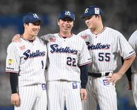 優勝を決めて喜ぶ（左から）山田、高津監督、村上＝２０２２年９月