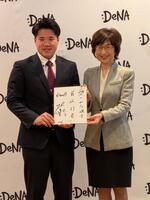 小田（左）と笑顔で記念撮影する南場オーナー