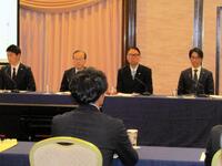 １、２軍合同のスタッフ会議に参加した池山監督　左から青木ＧＭ、林田球団社長　右は城石２軍監督