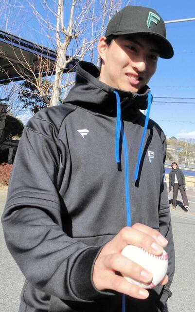 　新球候補の握りを説明する達（撮影・藤田昌央）