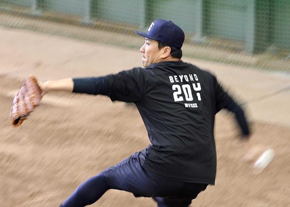 　オリジナルＴシャツを着て、ブルペンで投げ込む田中将（撮影・伊藤笙子）