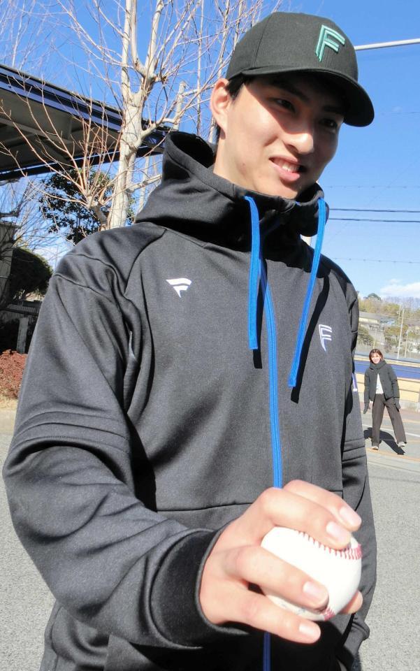 　新球候補の握りを説明する達（撮影・藤田昌央）