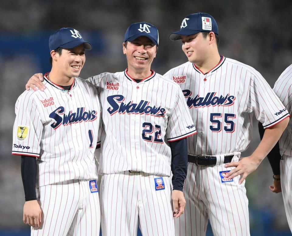 優勝を決めて喜ぶ（左から）山田、高津監督、村上＝２０２２年９月
