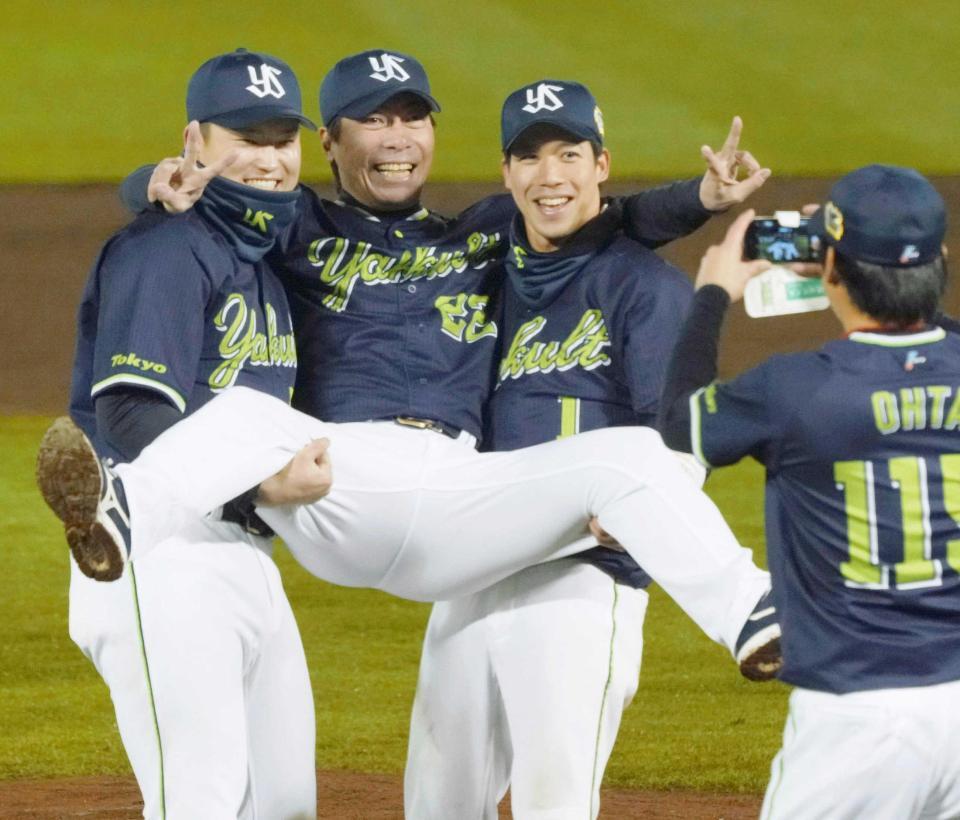 日本一に輝き、村上（左）と山田に担がれて記念撮影するヤクルト・高津監督＝２０２１年１１月