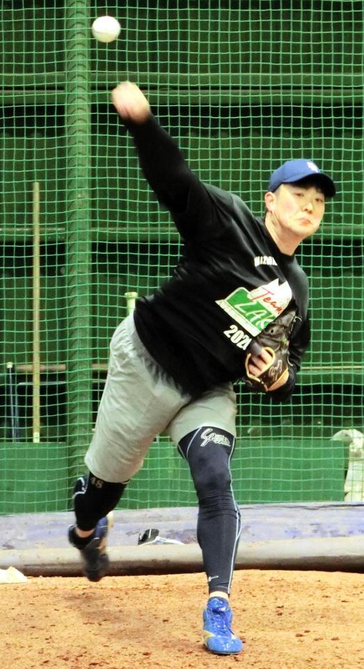 ブルペンで投げ込む日本ハム・斎藤