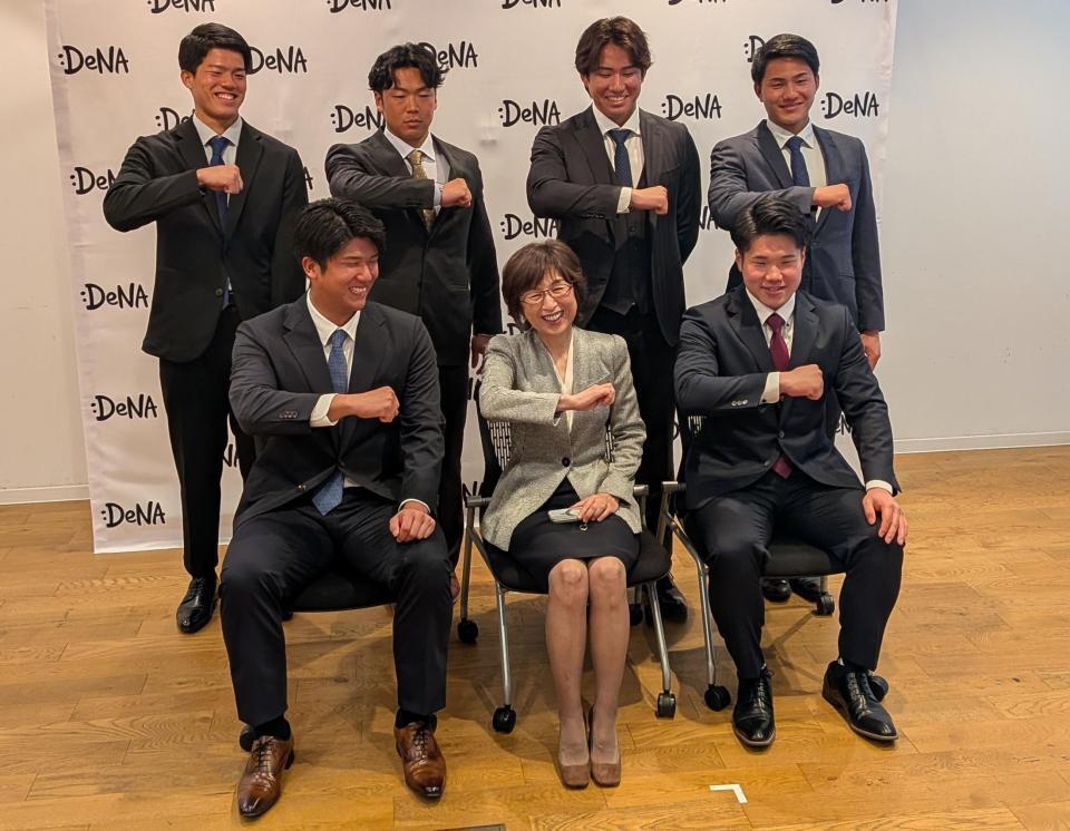 新人選手に囲まれ、照れながら「デスターシャ」ポーズする南場オーナー