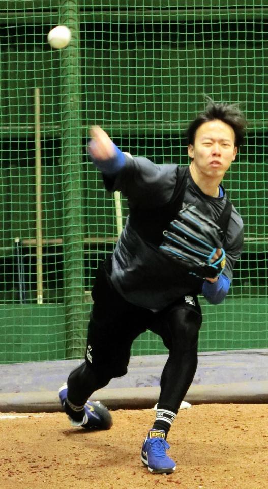 ブルペンで投球練習をする大川