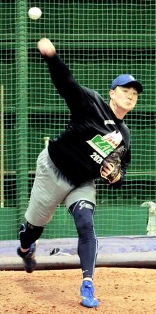 　ブルペンで投げ込む斎藤（撮影・藤田昌央）