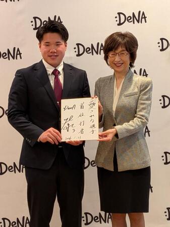 　小田（左）と笑顔で記念撮影する南場オーナー