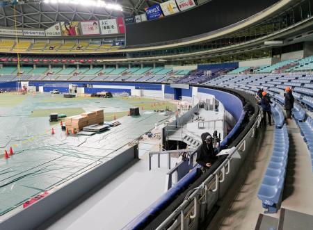 　バンテリンドームナゴヤで設置工事が進むテラス型観客席「ホームランウイング」（中央）＝２４日