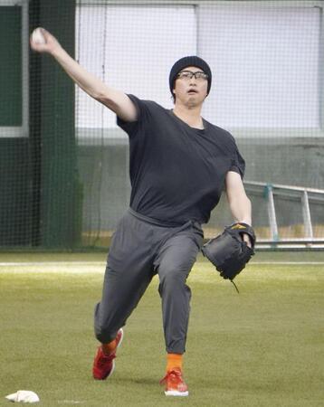 　キャッチボールする西垣