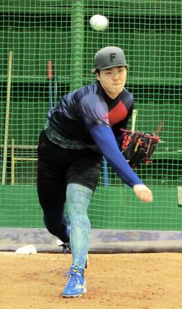 ブルペンで投球練習をする柴田