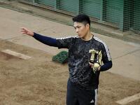 ブルペンで投球練習を行う則本