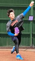 ブルペンで投球練習をする藤田琉