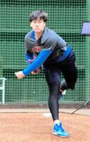 ブルペンで投球練習をする藤田琉