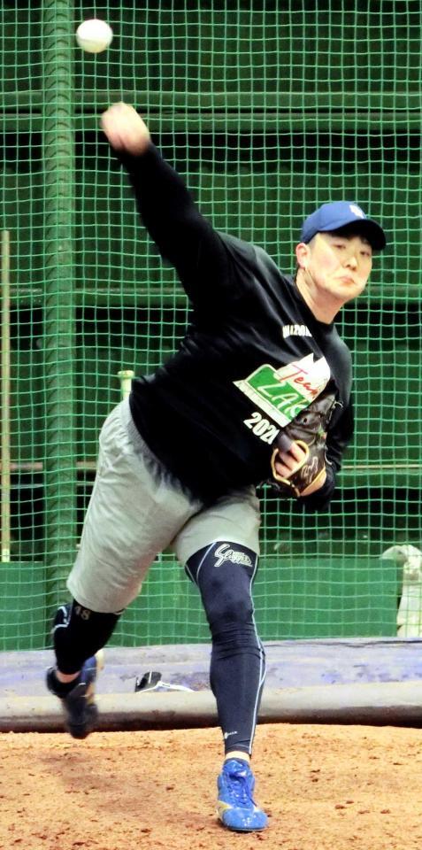 　ブルペンで投げ込む斎藤（撮影・藤田昌央）