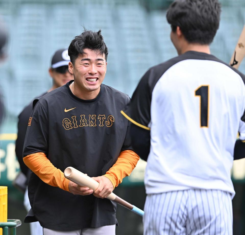 　森下（１）と笑顔で話す浅野＝２５年５月