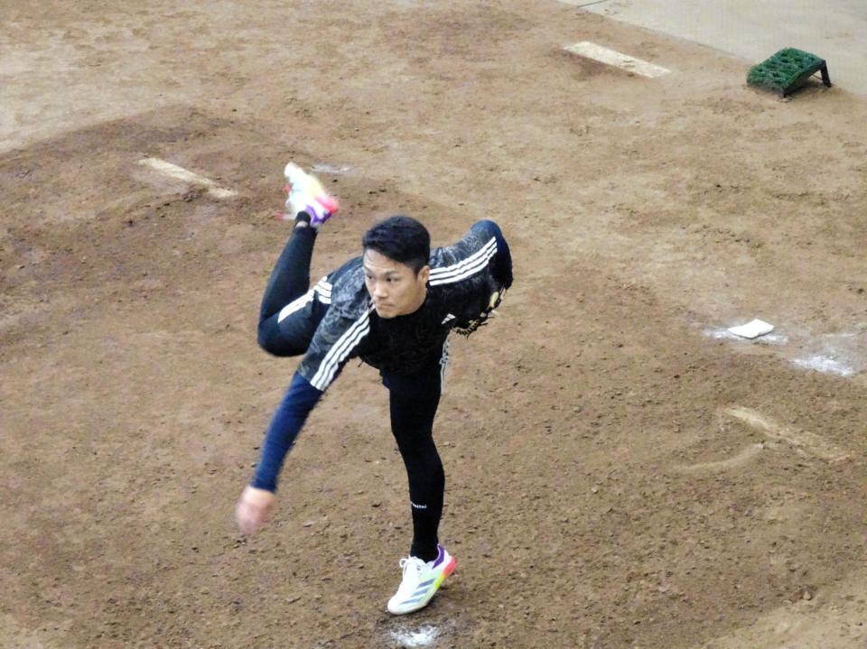 ブルペンで投球練習を行う則本