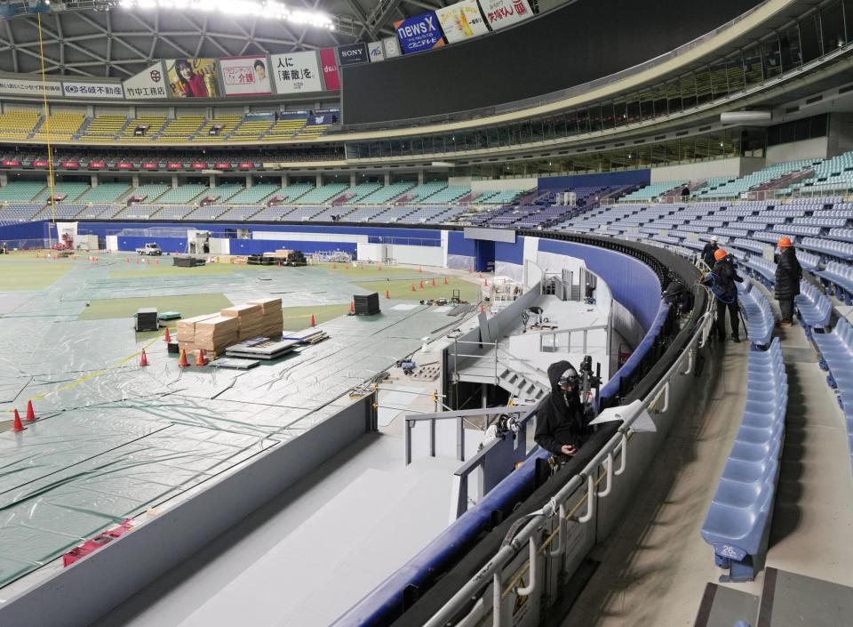 　バンテリンドームナゴヤで設置工事が進むテラス型観客席「ホームランウイング」（中央）