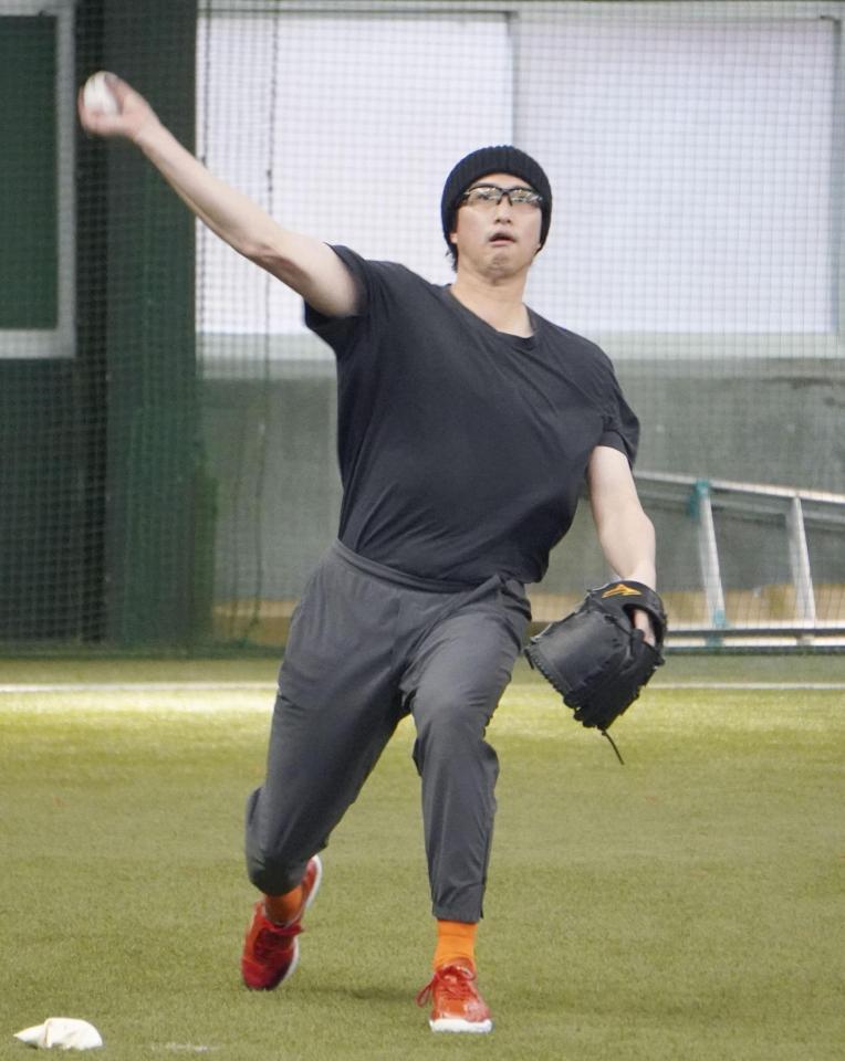 　キャッチボールする西垣