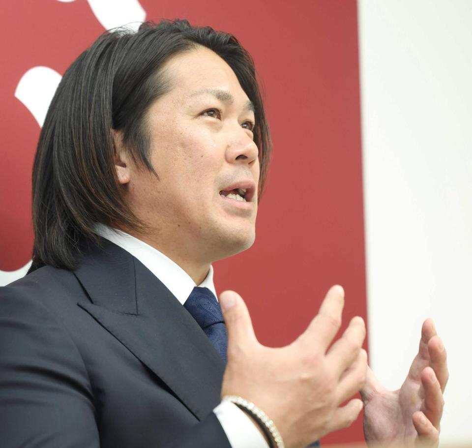 契約更改を終え、会見する巨人・甲斐拓也（２５年１１月撮影）