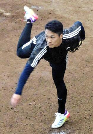 　ブルペンで投球練習を行う則本