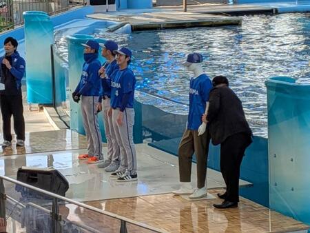 新ビジターユニホームをお披露目したＤｅＮＡナイン