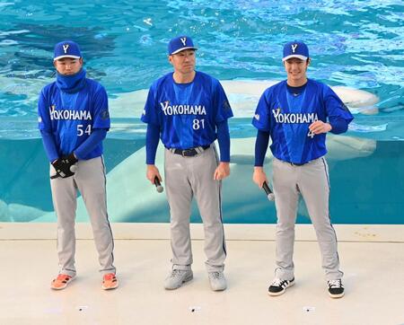 新ビジターユニフォームを着用して登場した（左から）石田裕、相川監督、度会（撮影・持木克友）