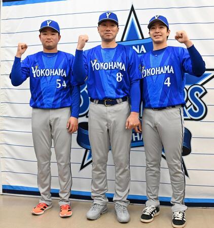 新ビジターユニフォームを着て写真に納まる（左から）石田裕、相川監督、度会（撮影・持木克友）