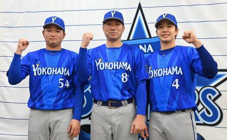 新ビジターユニフォームを着て写真に納まる（左から）石田裕、相川監督、度会（撮影・持木克友）