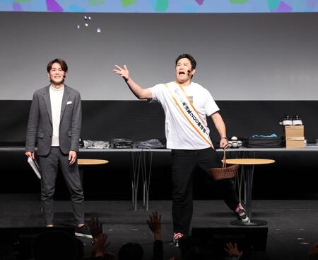 客席にチョコレートを投げる田中将（撮影・佐々木彰尚）