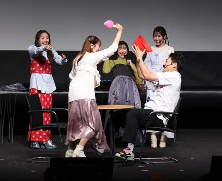 【写真】超レアシーン！マー君がチョコ配り　たすき姿で大勢のファンに振る舞う姿が斬新