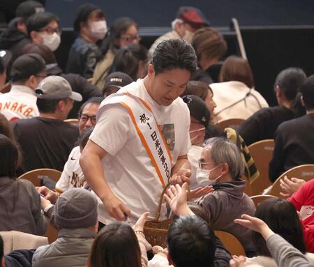 チョコレートを配る田中将（撮影・佐々木彰尚）