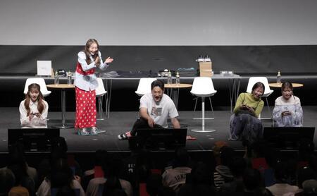 ゲームで盛り上がる（左から）佐々木彩夏、百田夏菜子、田中将、玉井詩織、高城れに（撮影・佐々木彰尚）