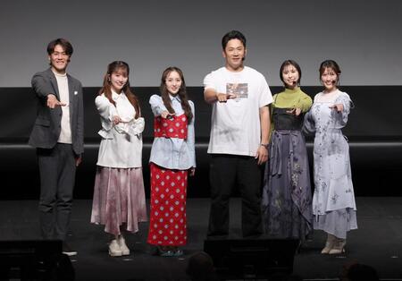 ポーズを決める（左から）上重聡アナウンサー、佐々木彩夏、百田夏菜子、田中将、玉井詩織、高城れに（撮影・佐々木彰尚）