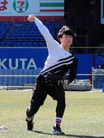 自主トレを公開、キャッチボールする田中晴