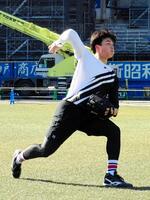 自主トレを公開、キャッチボールする田中晴