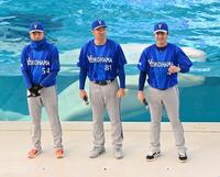 新ビジターユニフォームを着用して登場した（左から）石田裕、相川監督、度会（撮影・持木克友）