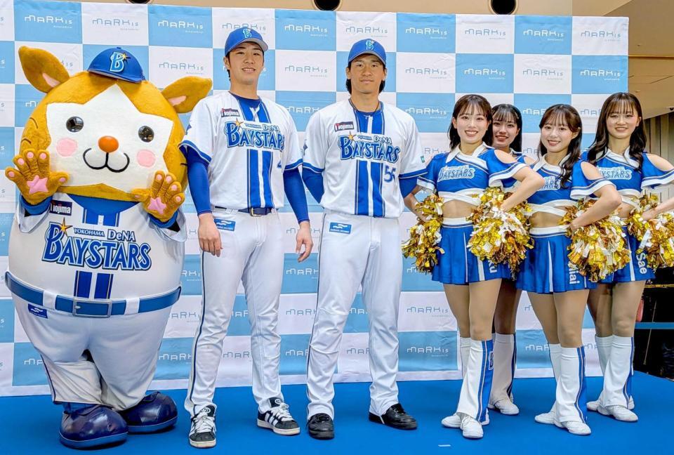 　「スターマン」と「ｄｉａｎａ」に囲まれ記念撮影する度会（中央左）と井上（同右）