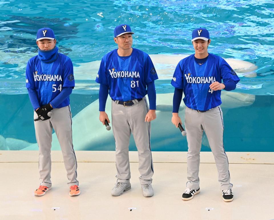 新ビジターユニフォームを着用して登場した（左から）石田裕、相川監督、度会（撮影・持木克友）