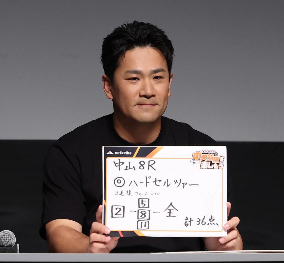 中山８Ｒを予想する田中将（撮影・佐々木彰尚）