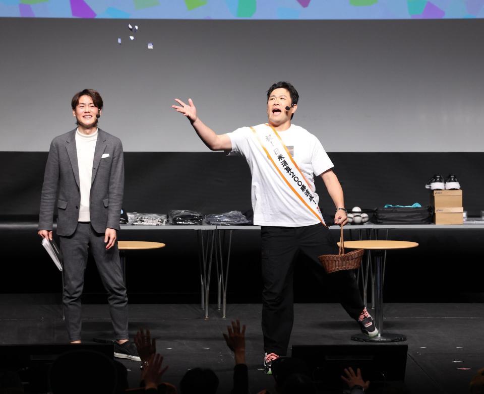 客席にチョコレートを投げる田中将（撮影・佐々木彰尚）