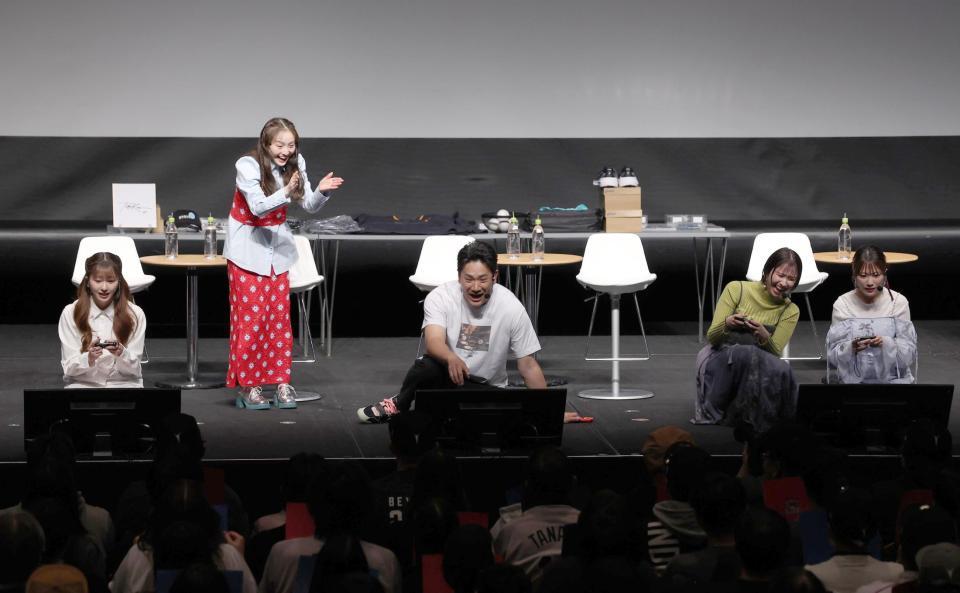 ゲームで盛り上がる（左から）佐々木彩夏、百田夏菜子、田中将、玉井詩織、高城れに（撮影・佐々木彰尚）