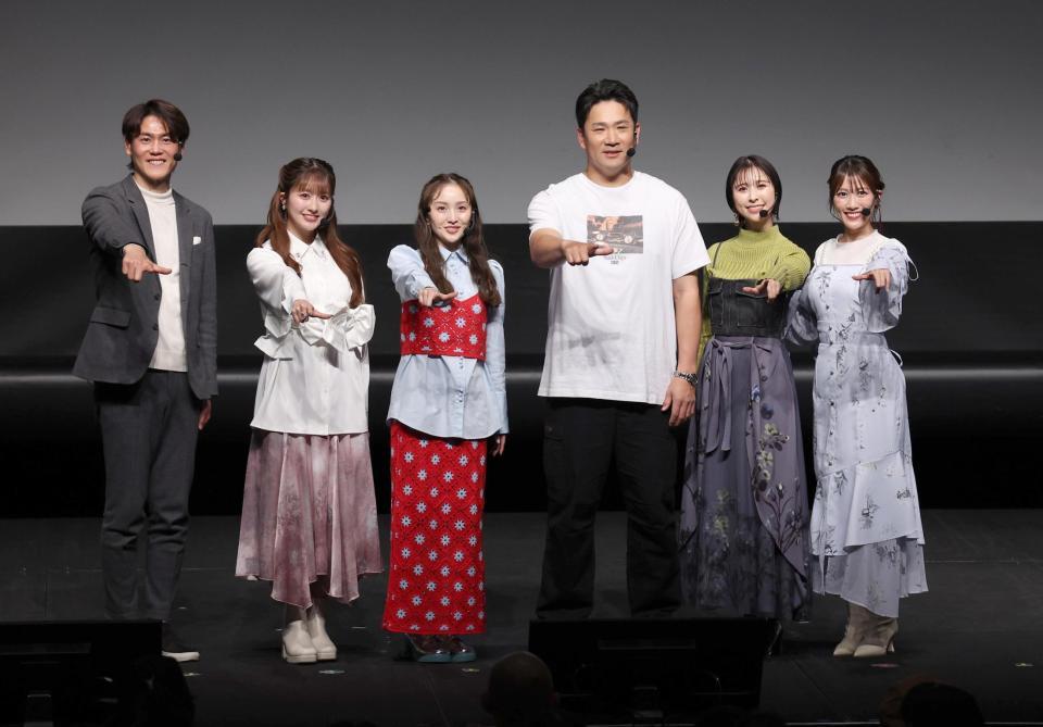 ポーズを決める（左から）上重聡アナウンサー、佐々木彩夏、百田夏菜子、田中将、玉井詩織、高城れに（撮影・佐々木彰尚）