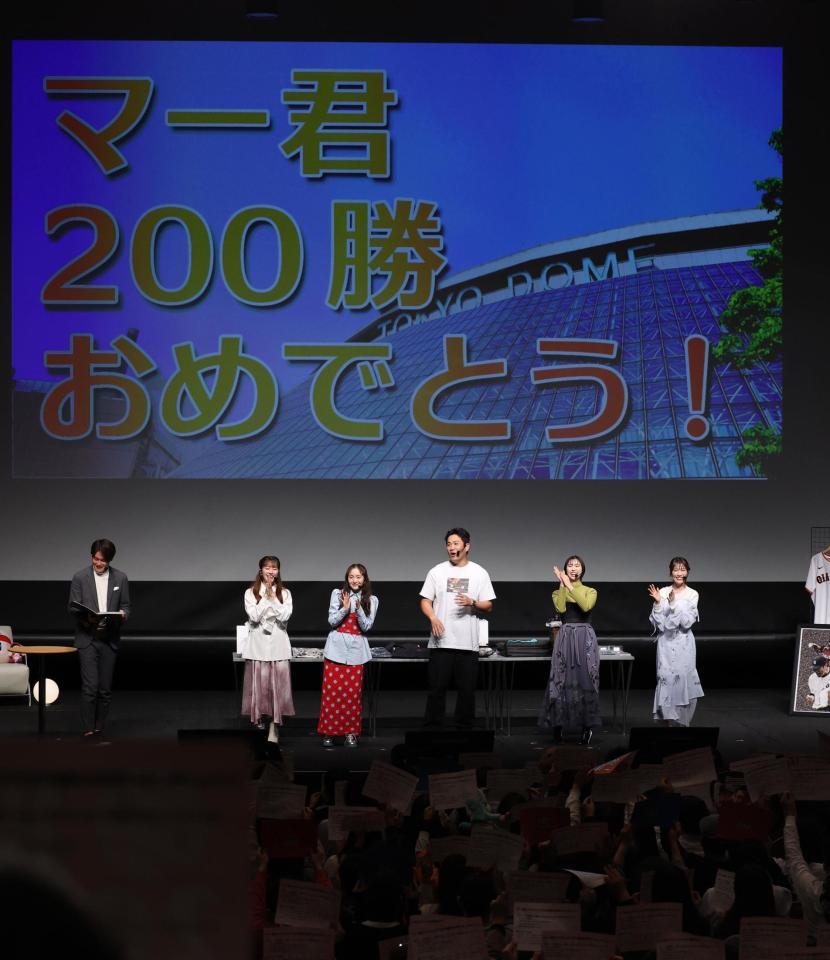 ファンから２００勝を祝福された田中将（中央右）＝撮影・佐々木彰尚