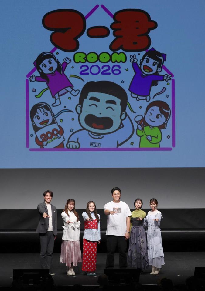 ポーズを決める（左から）上重聡アナウンサー、佐々木彩夏、百田夏菜子、巨人・田中将大、玉井詩織、高城れに＝東京・恵比寿ガーデンホール（撮影・佐々木彰尚）