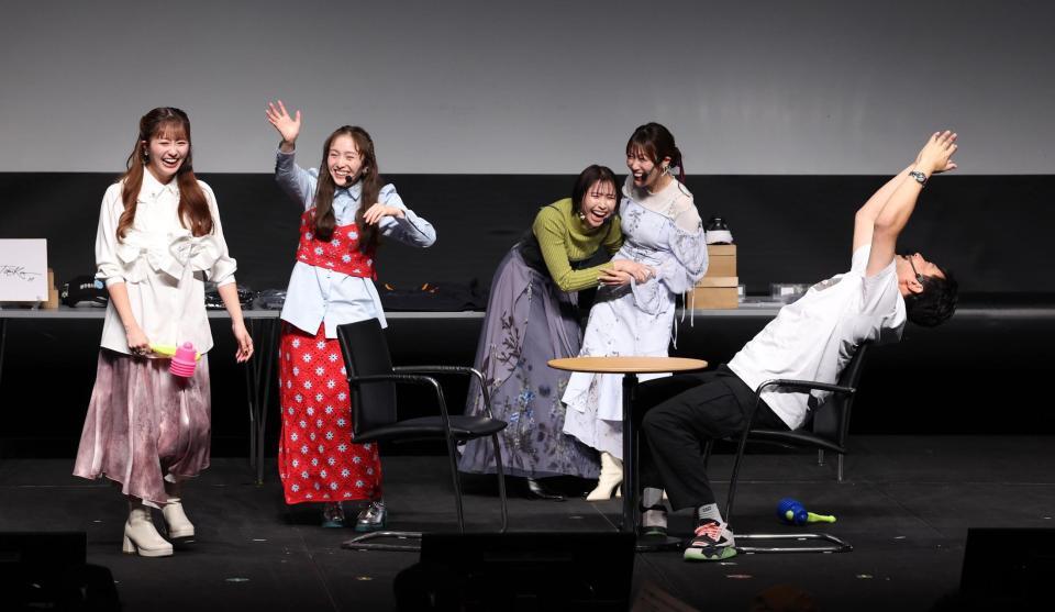 ゲームを楽しんだ（左から）佐々木彩夏、百田夏菜子、玉井詩織、高城れに、田中将（撮影・佐々木彰尚）