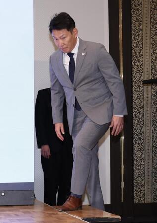 ＷＢＣ出場予定メンバー発表記者会見に登壇する侍ジャパン・井端弘和監督（撮影・伊藤笙子）