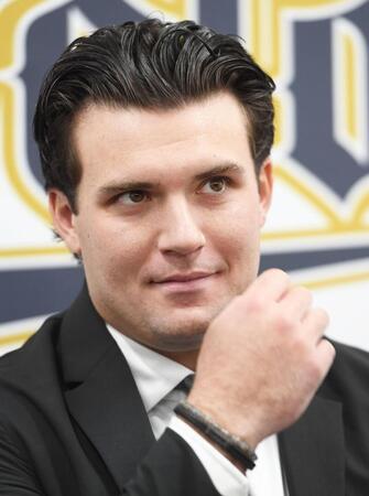 会見するボブ・シーモア（撮影・高部洋祐）