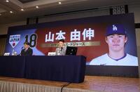 ＷＢＣ出場予定メンバーを発表する侍ジャパン・井端弘和監督（撮影・伊藤笙子）